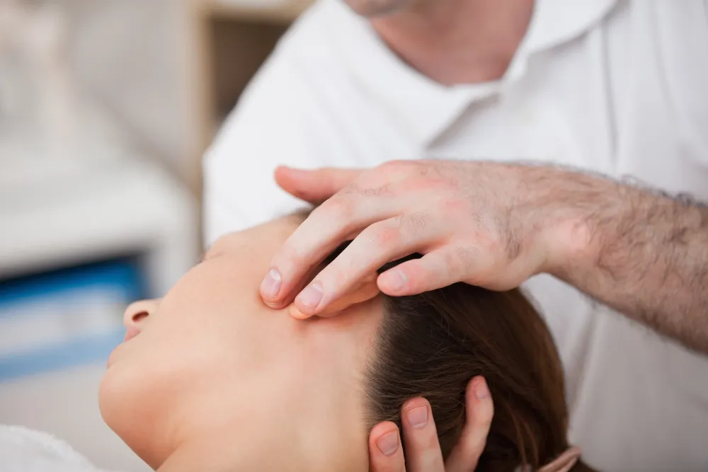 fisioterapeuta realizando masaje en cuello